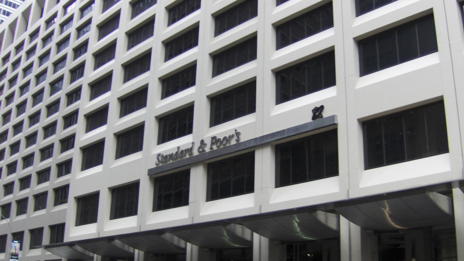 S&P confirms Romanias BBB- rating, keeps negative outlook