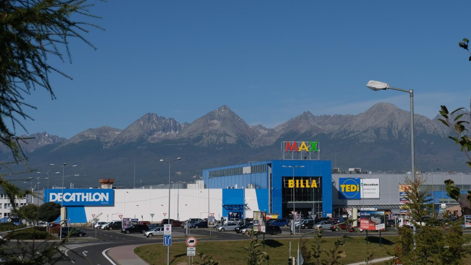 News Article mall retail shopping Slovakia Supernova transaction