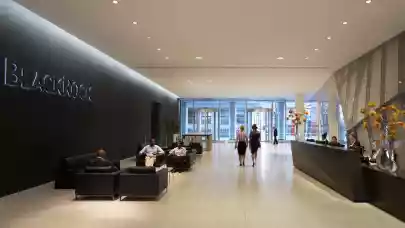 News - Large corporations limit remote work in office return push