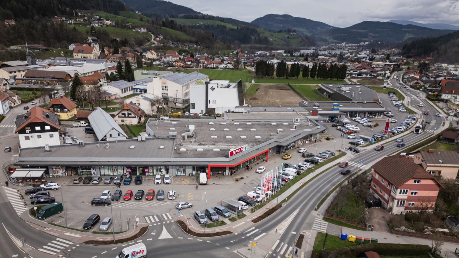 News Article Czech Republic investment retail Slovenia ZDR