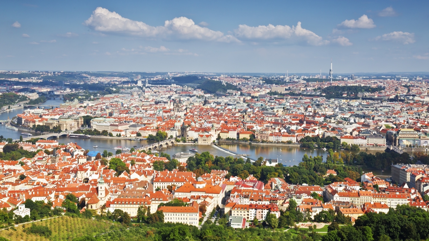 News Article Airbnb Colliers Czech Republic hotel Prague report tourism
