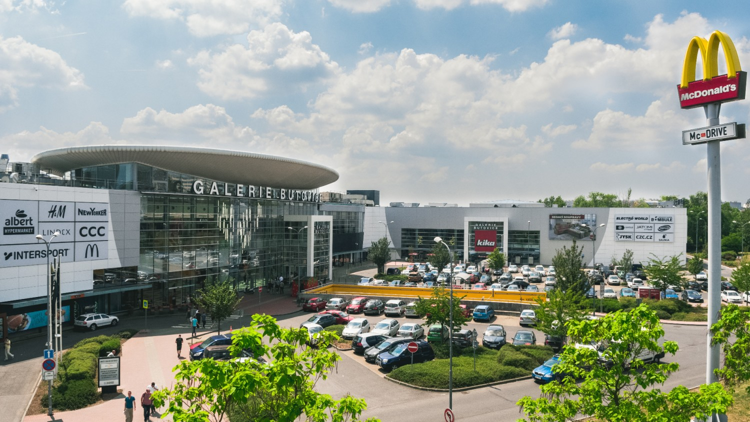 News Article CBRE Czech Republic Investika investment mall Prague retail shopping