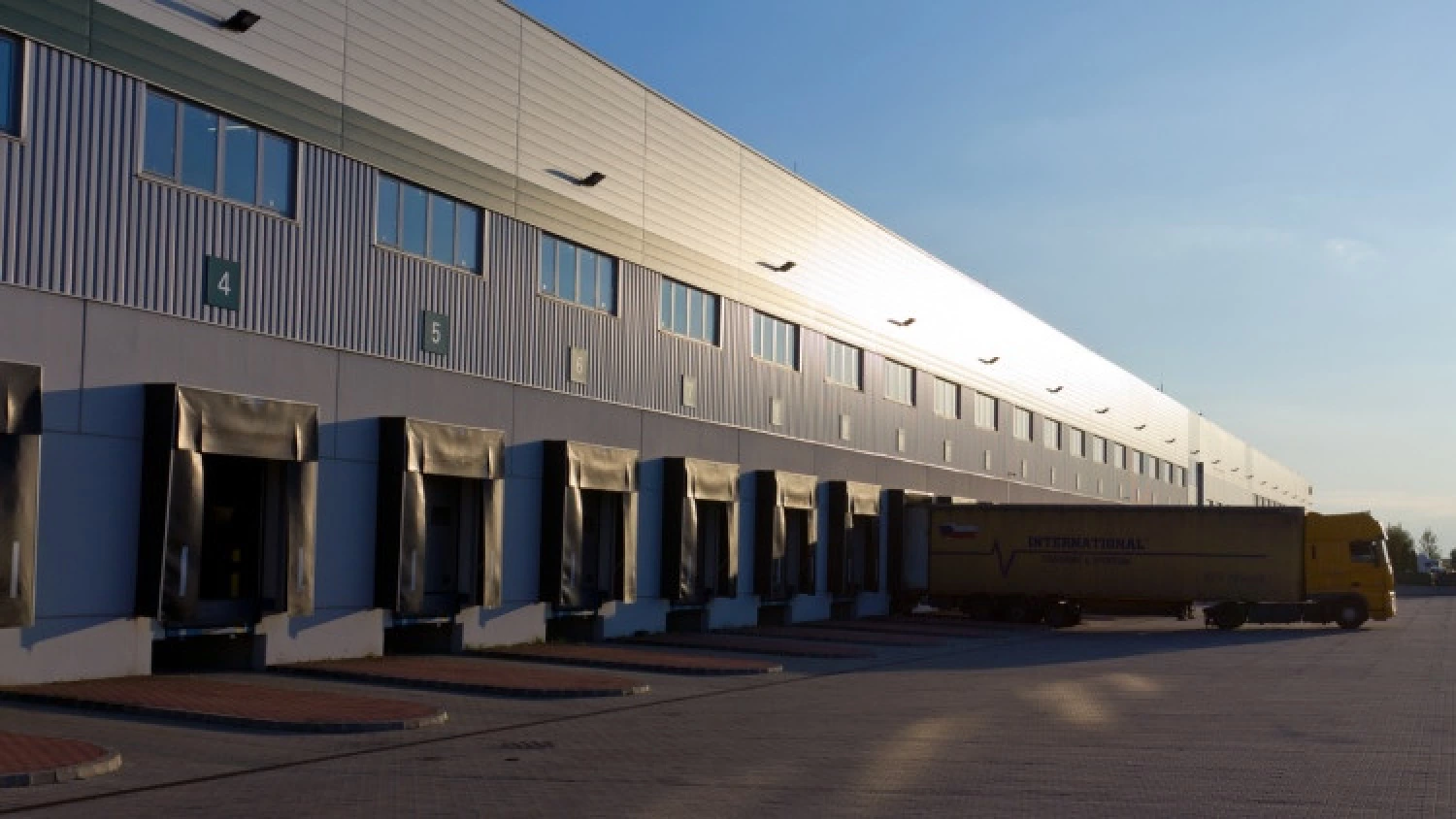 News Article Online retailers to drive logistics demand for 2-3 years